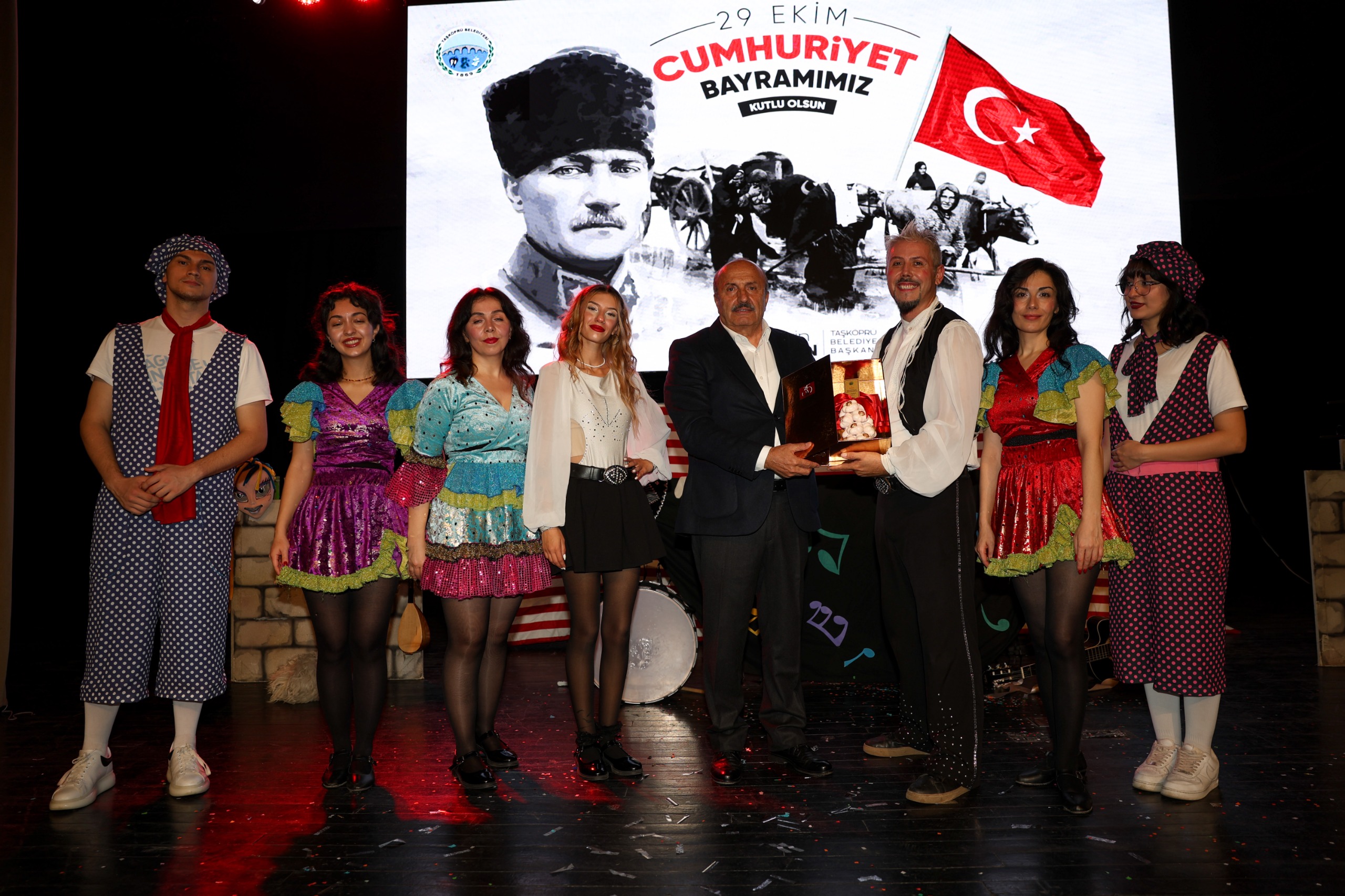 Cumhuriyet Coşkusu Taşköprü'de Yaşandı Sahnenin Büyüsüne Kapıldılar! 2