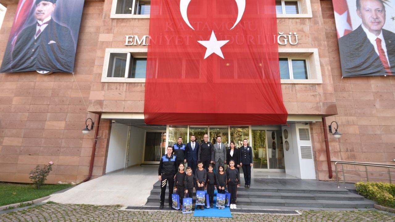 Cumhuriyet’in 102. Yılında Kastamonulu Öğrencilere Emniyet Müdüründen Ödül (4)