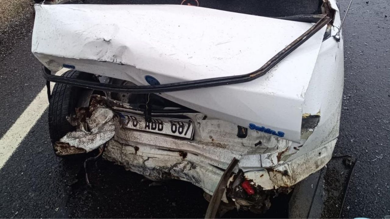 D 100 Kara Yolunda Kaza Panelvan Otomobile Çarptı, 2 Yaralı (2)