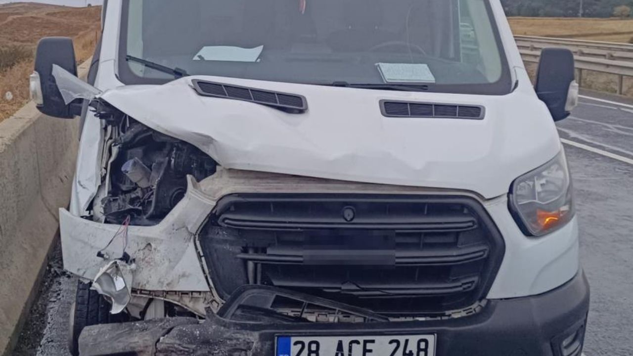 D 100 Kara Yolunda Kaza Panelvan Otomobile Çarptı, 2 Yaralı (3)