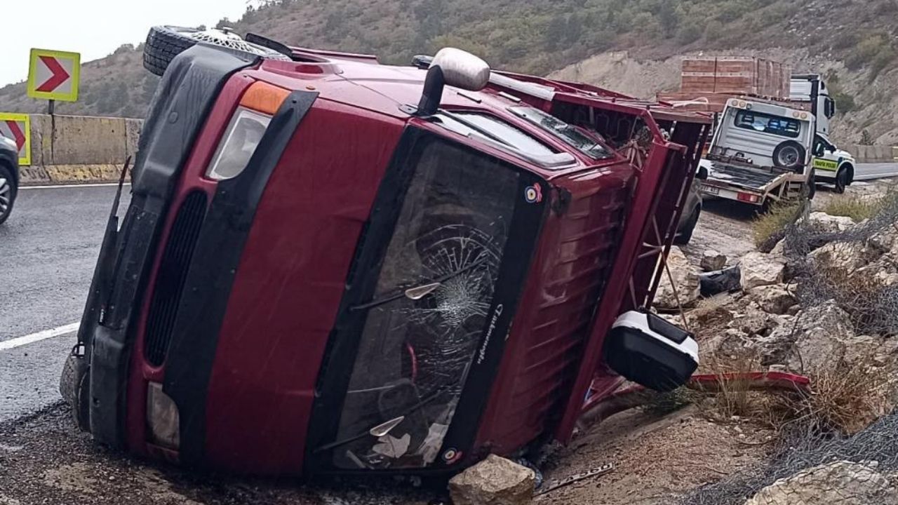 Feci Kaza Kamyonet Su Kanalına Devrildi, 5 Kişi Yaralandı (1)