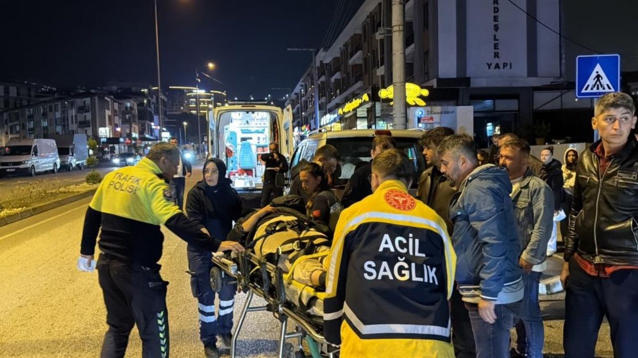 Feci Kaza Motosiklet Park Halindeki Araca Saplandı (1)