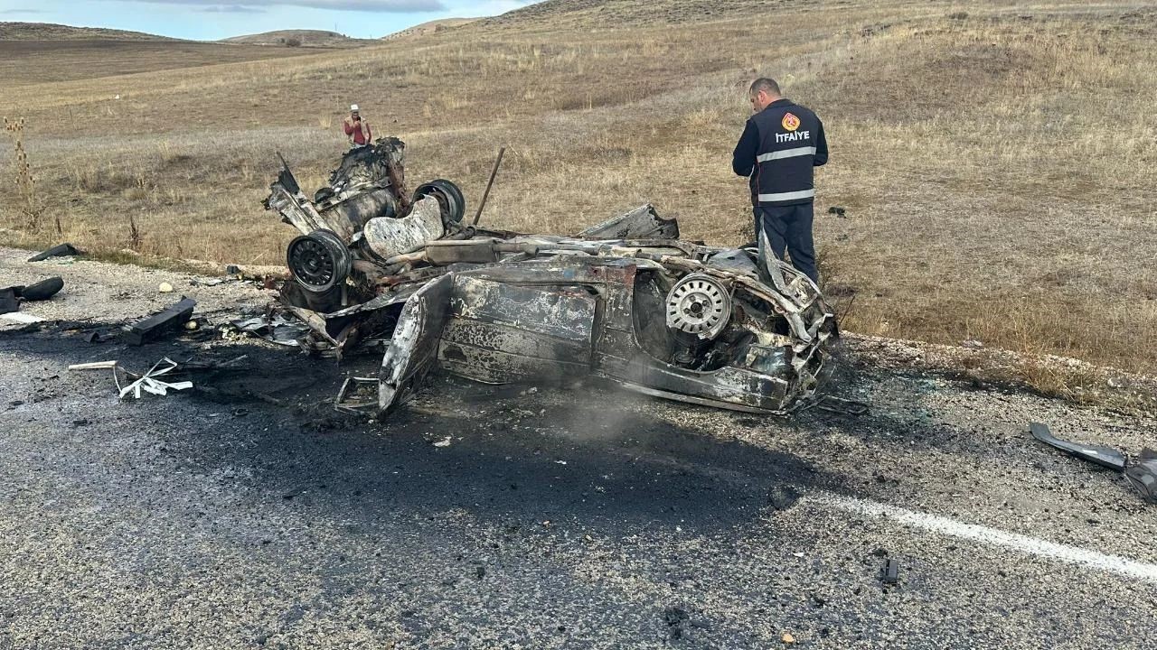 Feci Kaza Takla Atan Otomobil Alev Aldı, 1 Ölü, 5 Yaralı Var 1