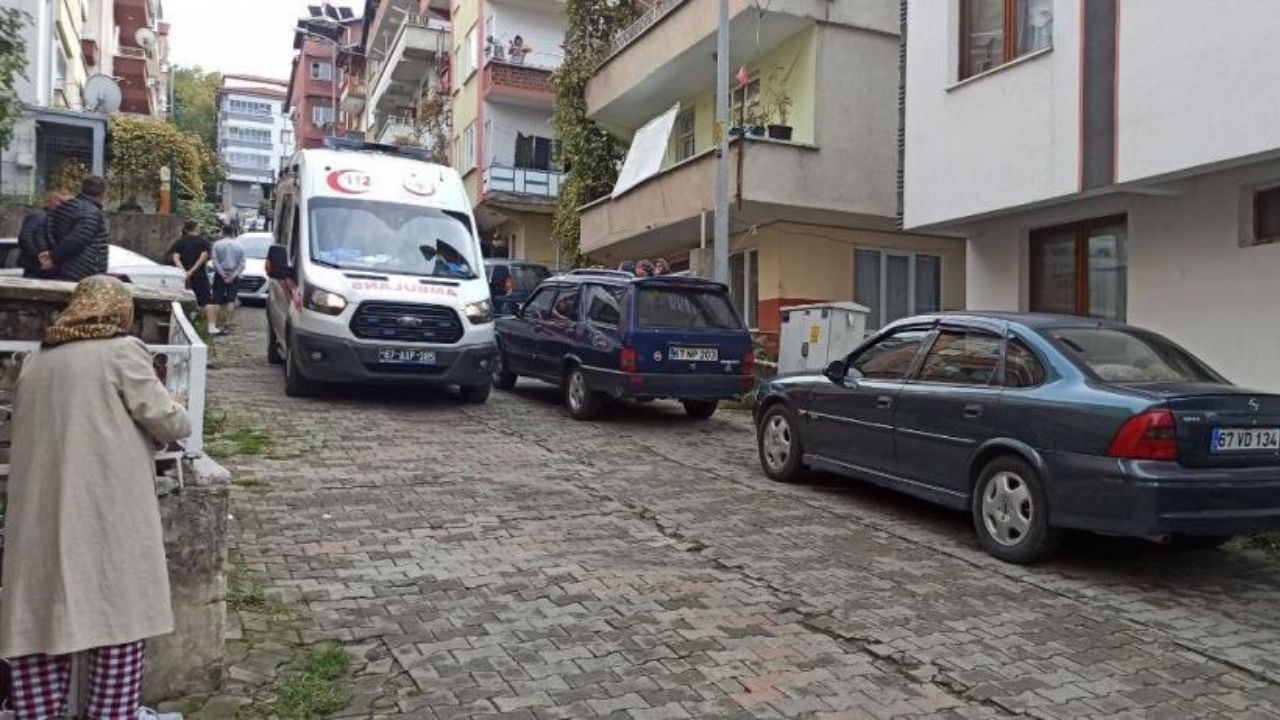 Freni Boşalan Otomobil Korku Saçtı Yoldan Geçen Vatandaşı Duvara Sıkıştırdı! (1)