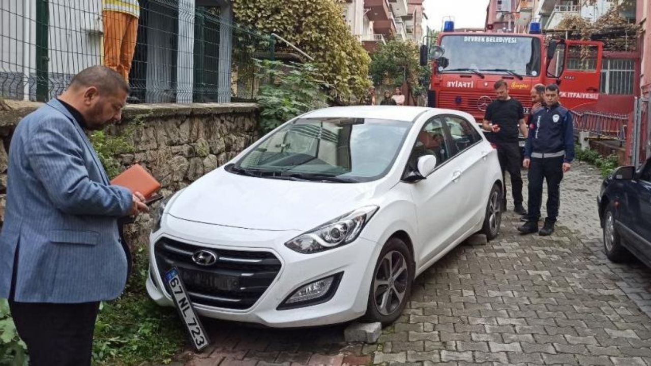 Freni Boşalan Otomobil Korku Saçtı Yoldan Geçen Vatandaşı Duvara Sıkıştırdı! (2)