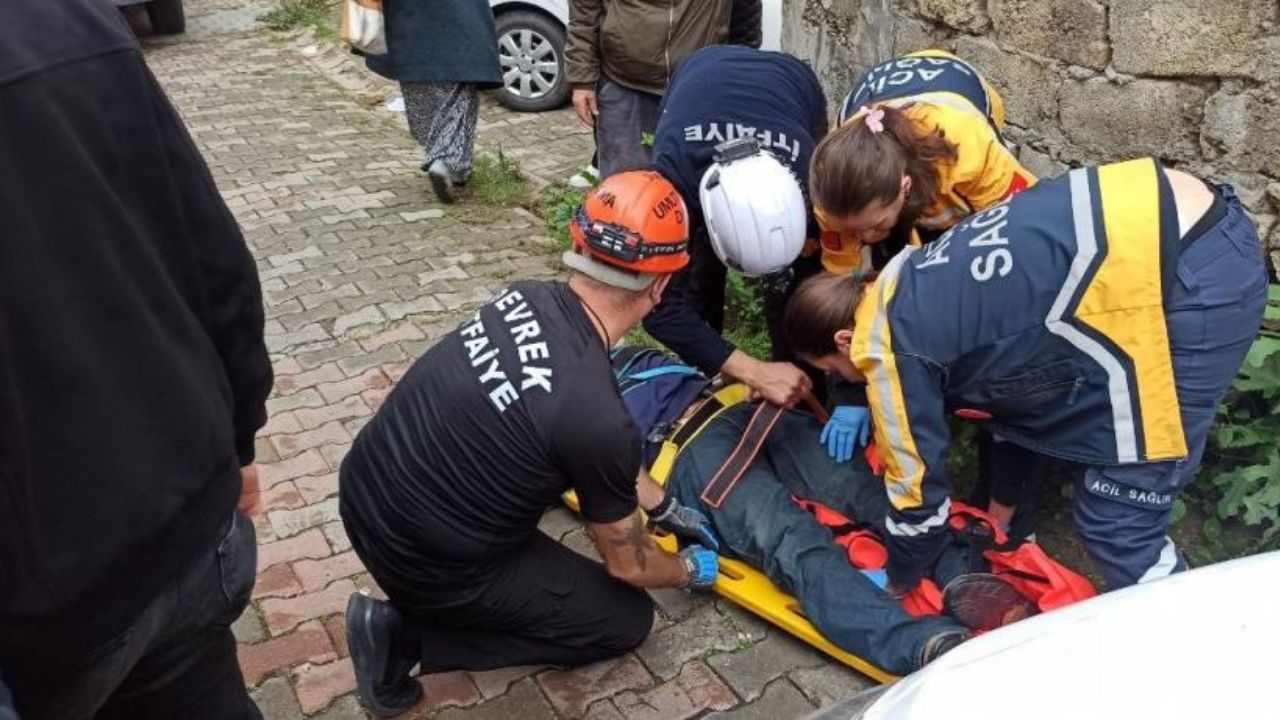 Freni Boşalan Otomobil Korku Saçtı Yoldan Geçen Vatandaşı Duvara Sıkıştırdı! (3)