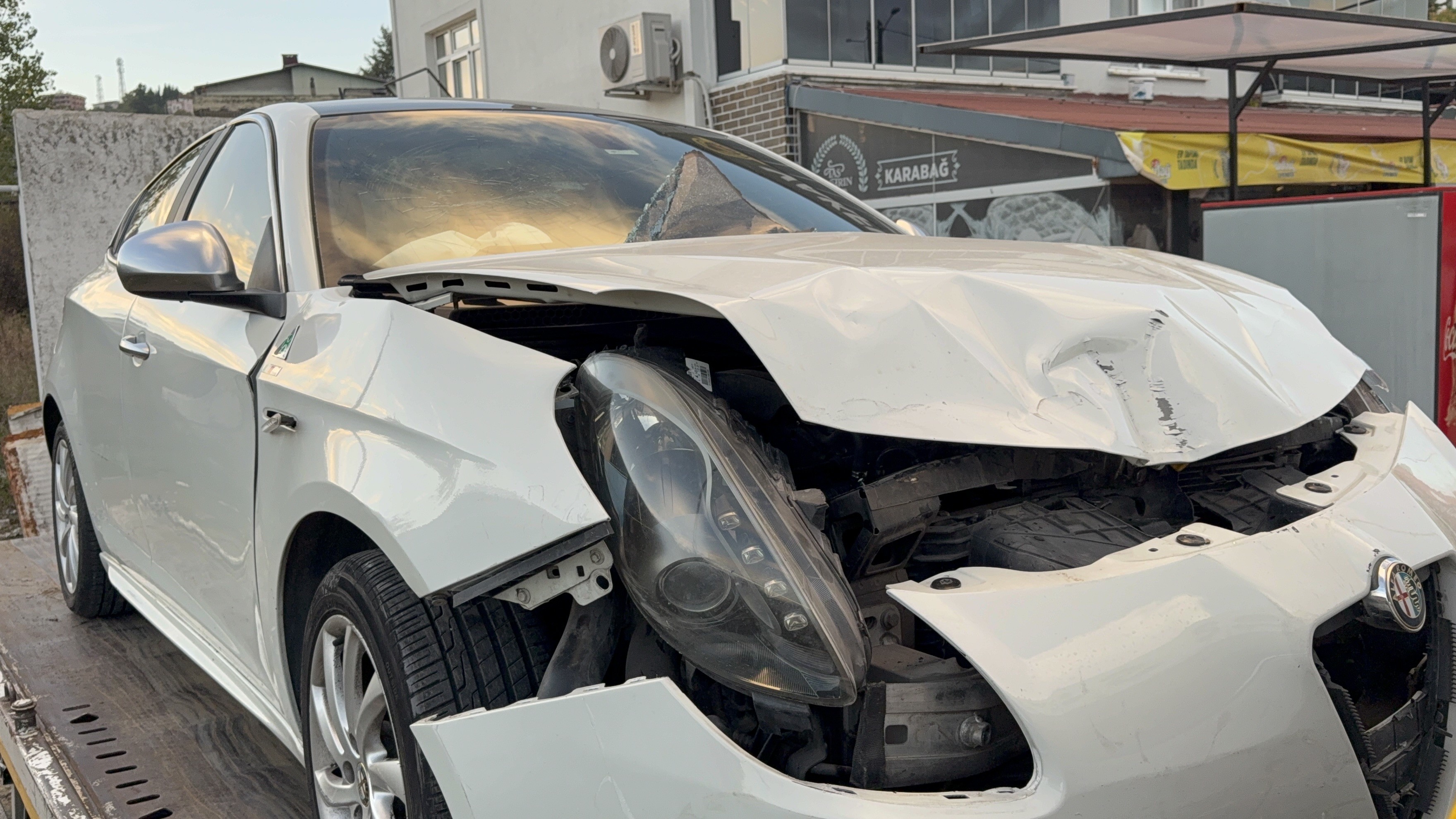 İki Otomobil Çarpıştı 2 Kişi Yaralandı