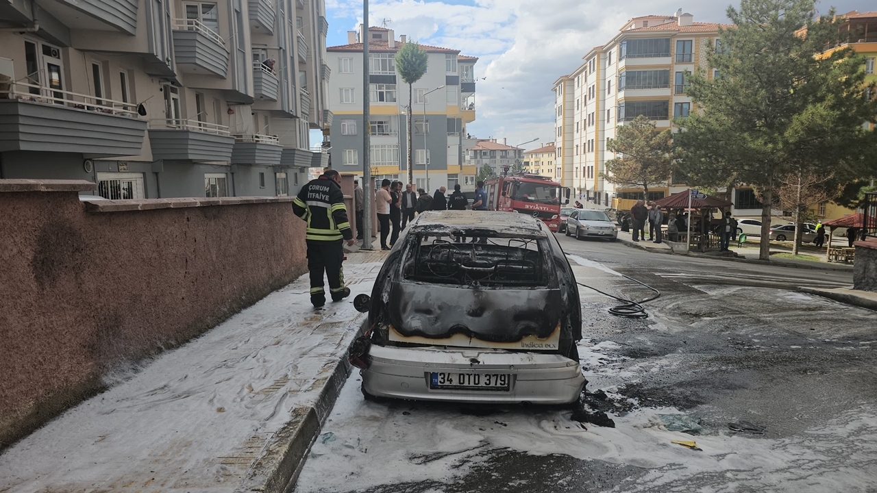Imam Nikahlı Eşinin Arabası (4)