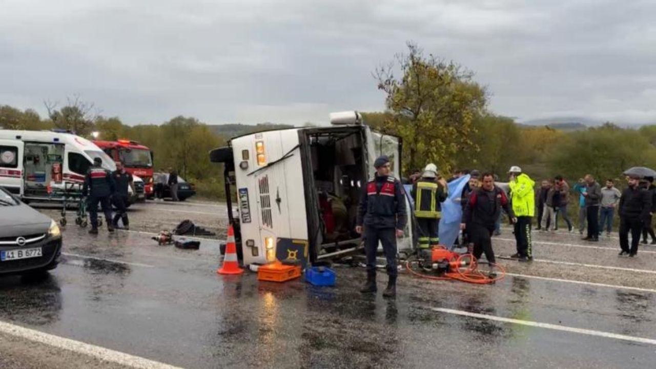İşçi Servisi Devrildi Feci Kaza 1 Ölü, 19 Yaralı (1)