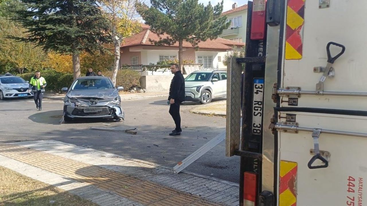 Kamyonet Ile Otomobil Çarpıştı 1’I Çocuk 5 Kişi Yaralandı (2)