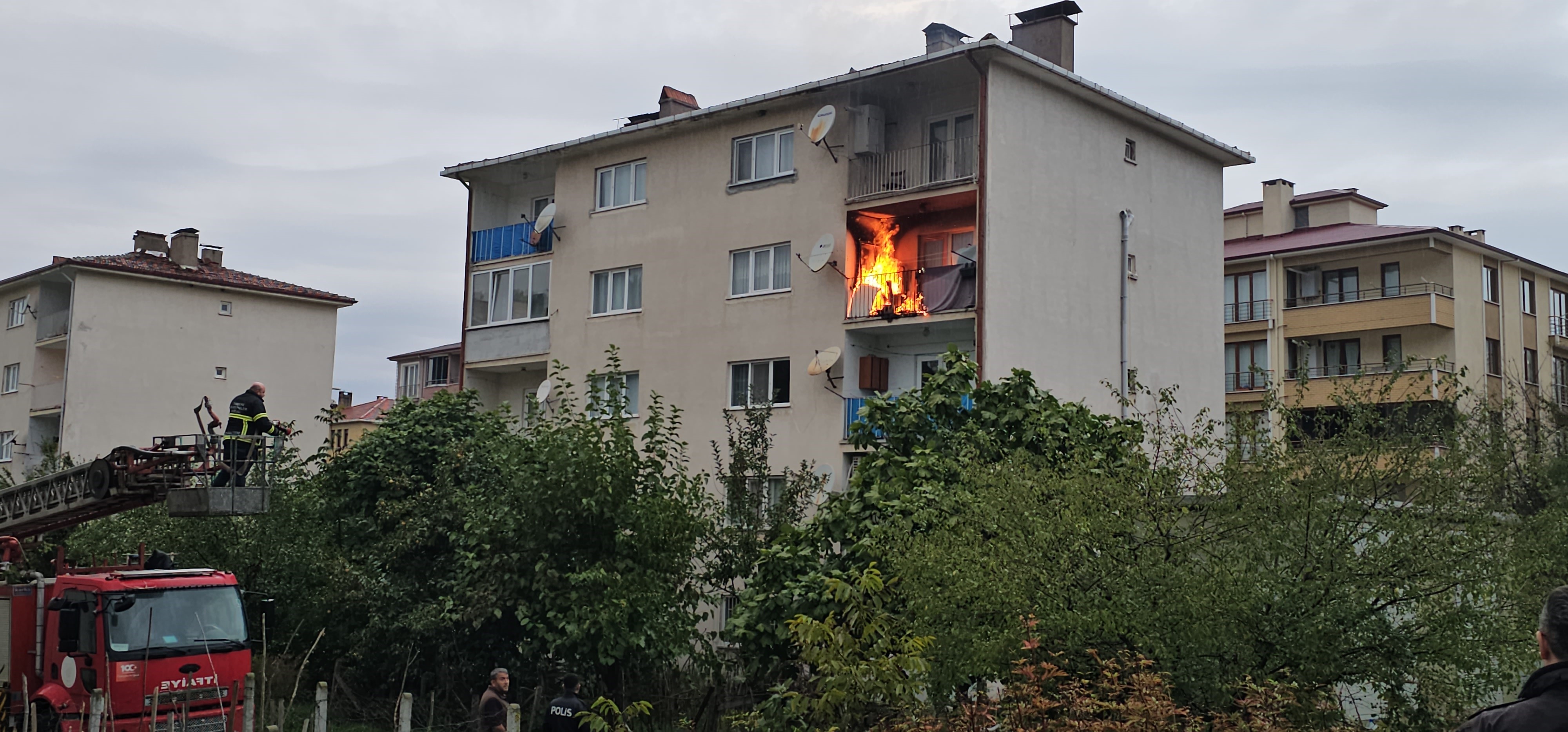 Kastamonu'da Balkonda Çıkan Yangın Evi Küle Çeviriyordu!