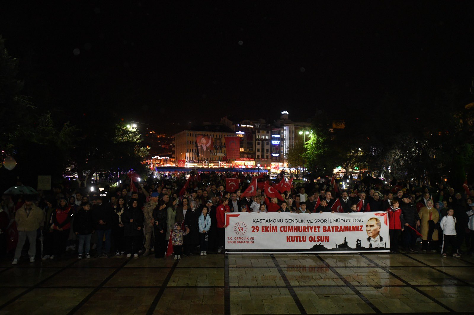 Kastamonu'da Cumhuriyet Coşkusu Fener Alayı Büyük Ilgi Gördü 2