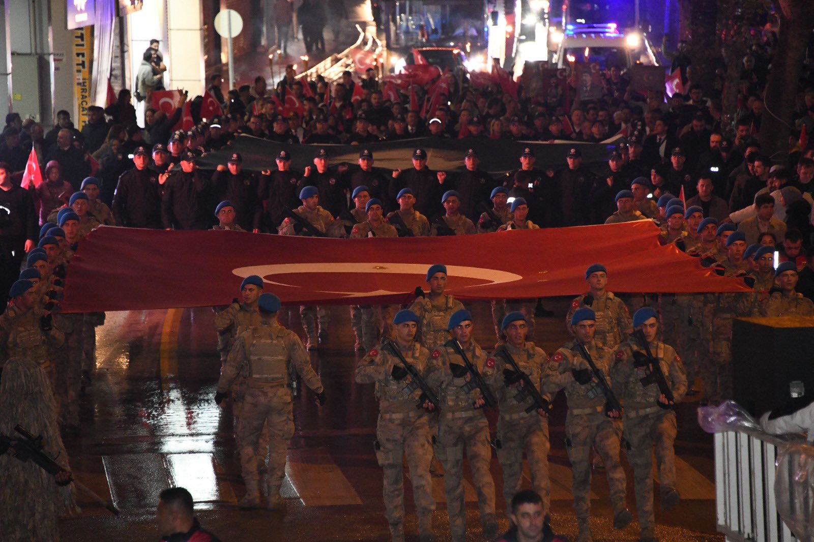 Kastamonu'da Cumhuriyet Coşkusu Fener Alayı Büyük Ilgi Gördü 3