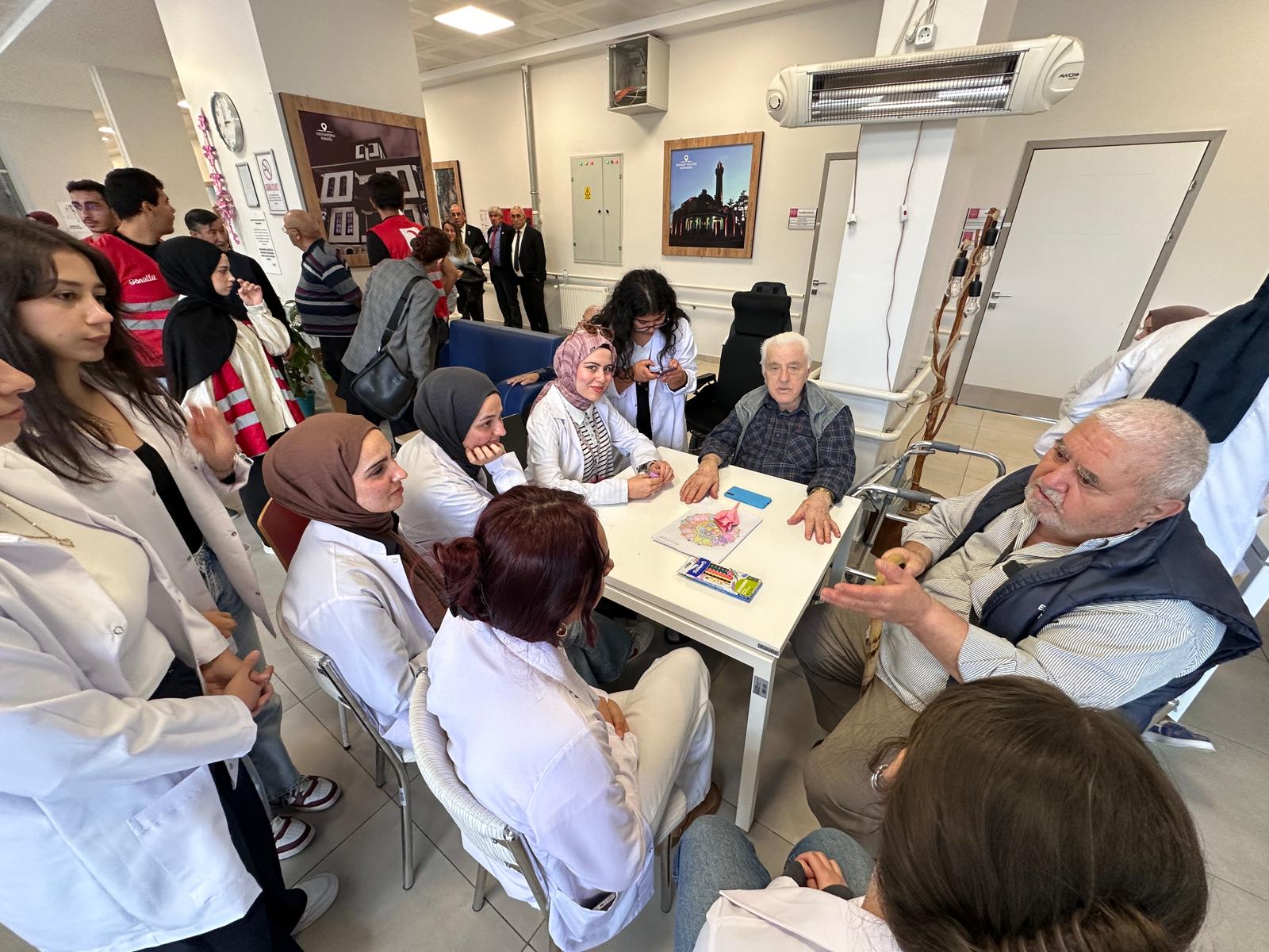 Kastamonu’da 'Dünya Ve Türkiye Yaşlı Projeksiyonu' Paneli Düzenlendi 13