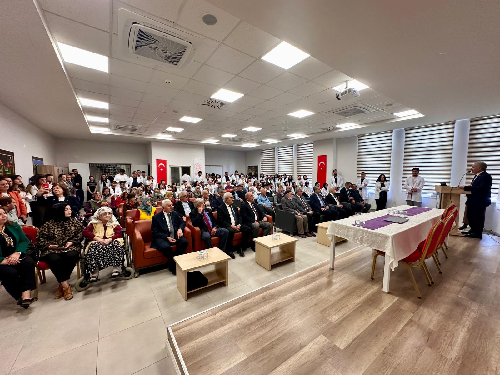 Kastamonu’da 'Dünya Ve Türkiye Yaşlı Projeksiyonu' Paneli Düzenlendi 6