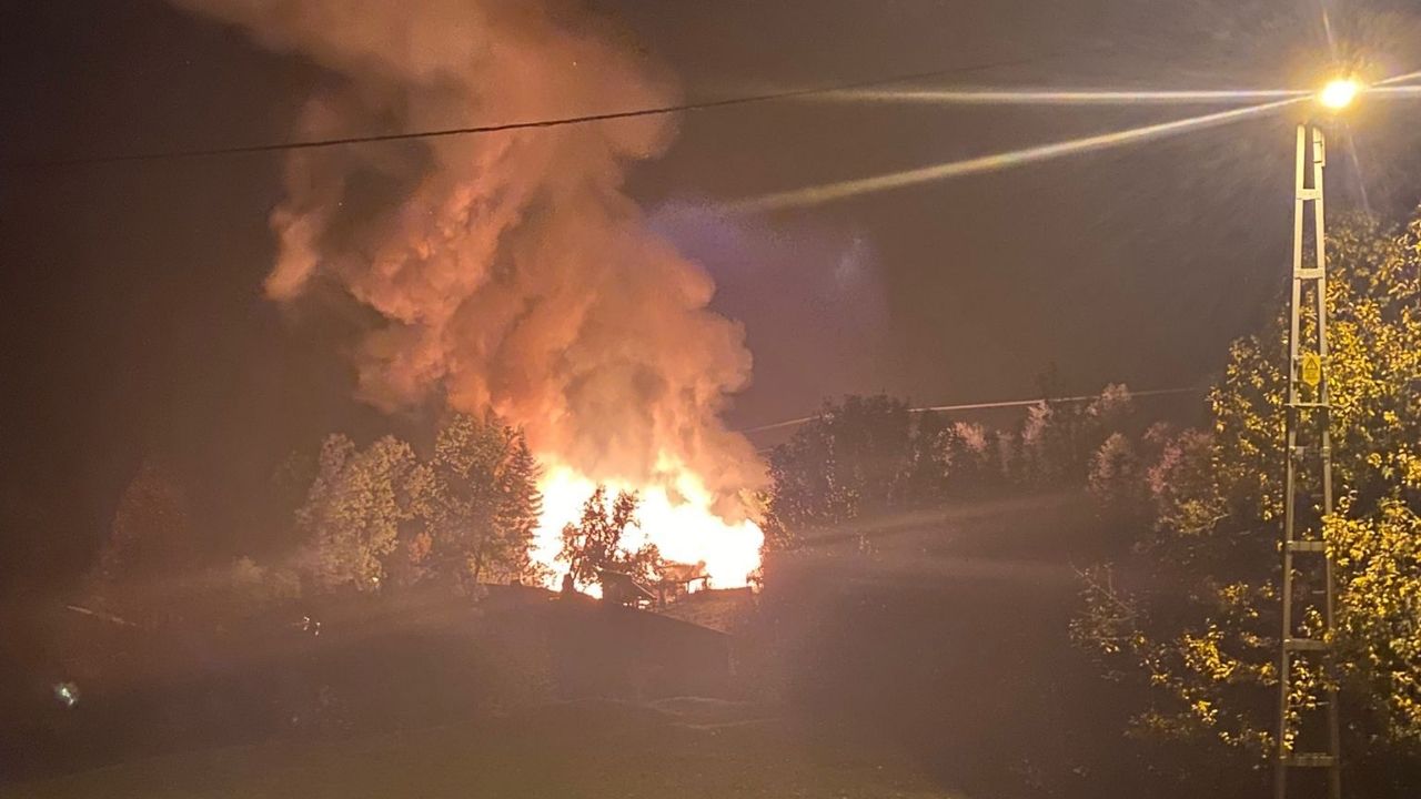 Kastamonu’da Gece Sessizliğini Alevler Bozdu Ekipler Seferber Oldu (1)