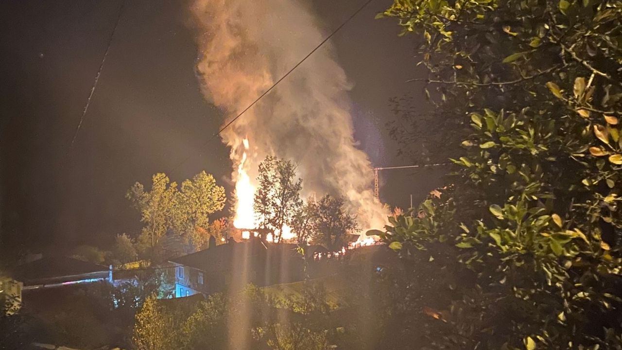 Kastamonu’da Gece Sessizliğini Alevler Bozdu Ekipler Seferber Oldu (5)