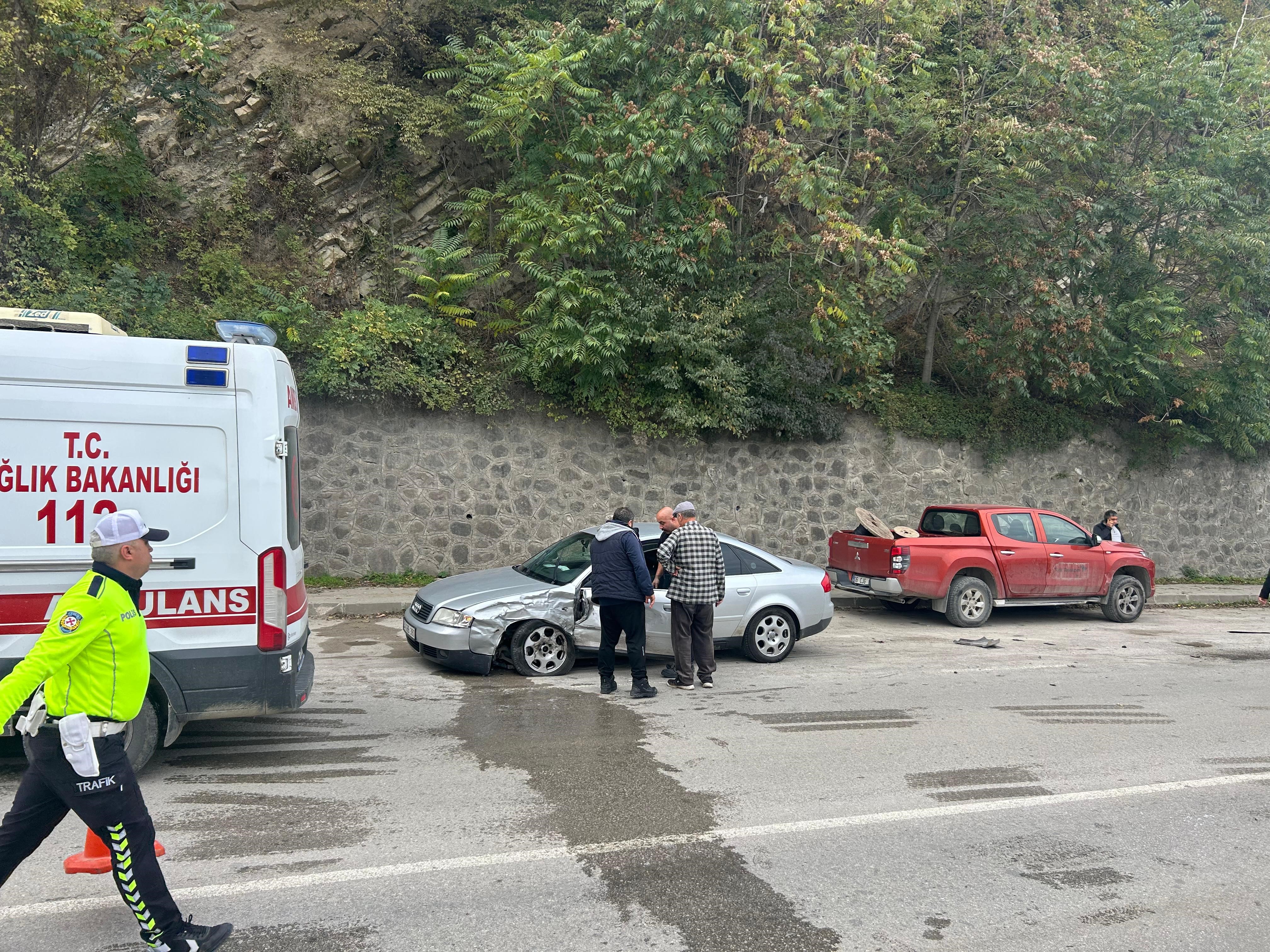 Kastamonu'da Iki Otomobil Çarpıştı Feci Kazada 4 Kişi Yaralandı