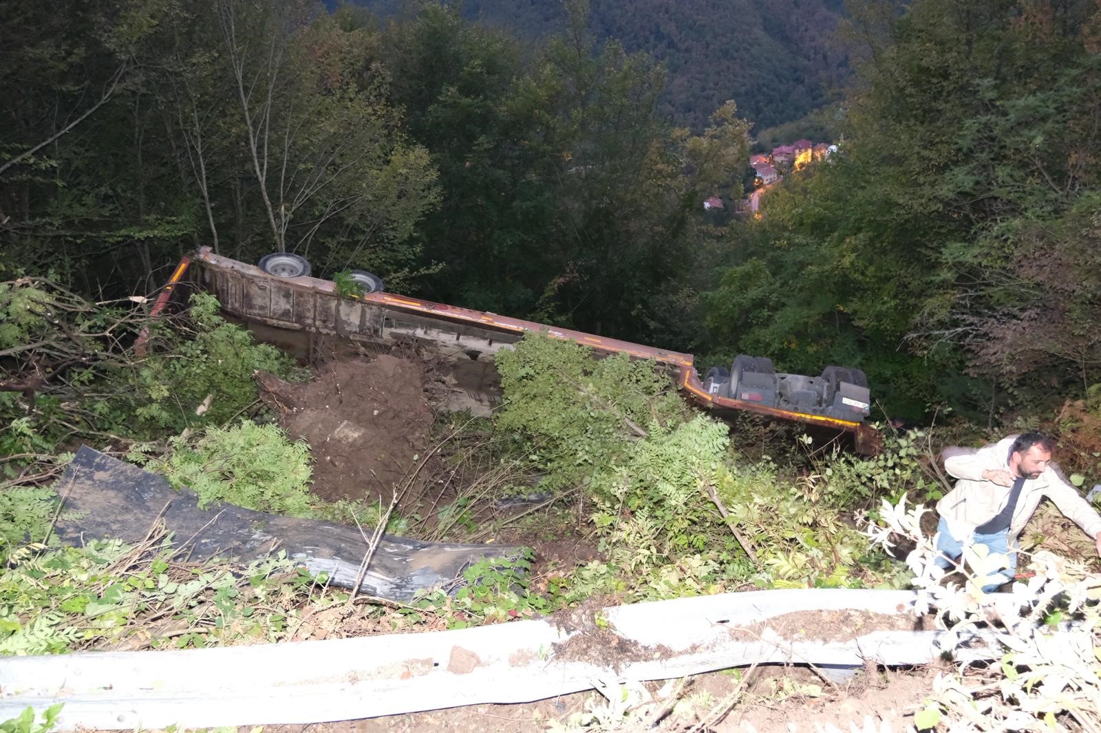 Kastamonu'da Iş Makinesi Taşıyan Tır Şarampole Devrildi Feci Kazada 1 Yaralı Var! 22