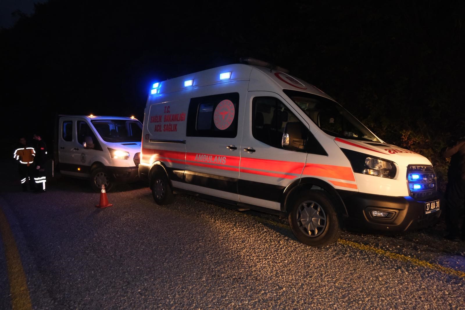 Kastamonu'da Iş Makinesi Taşıyan Tır Şarampole Devrildi Feci Kazada 1 Yaralı Var!