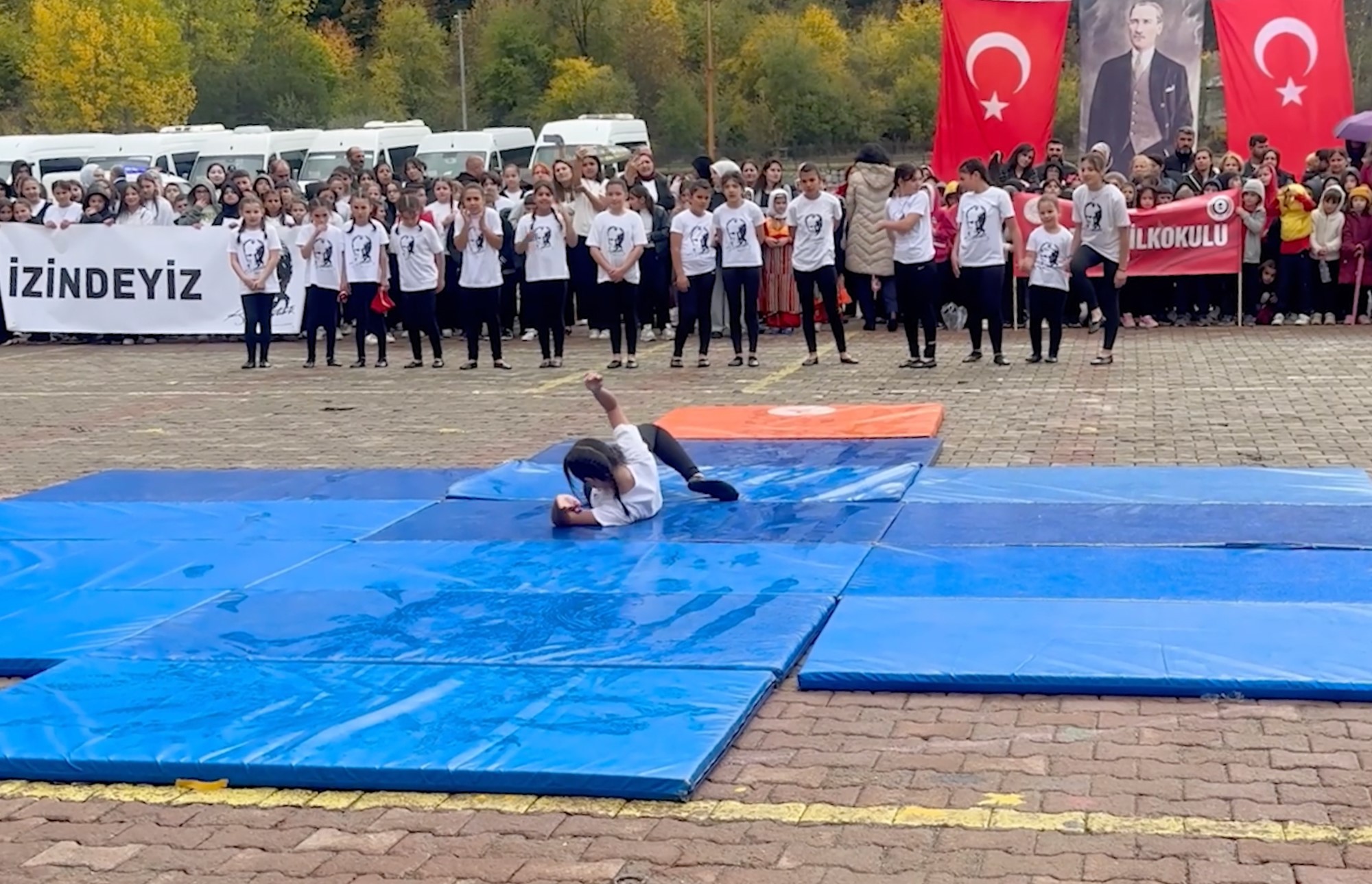 Kastamonu'da Kızı Gösteri Yapabilsin Diye Minderi Atkısıyla Kuruttu! 4
