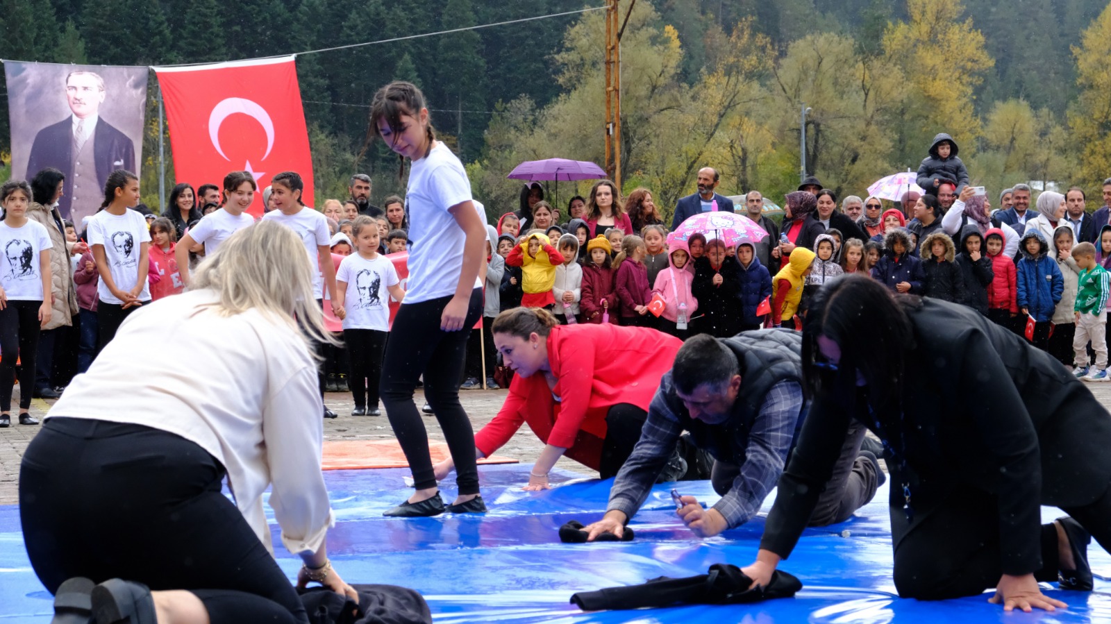 Kastamonu'da Kızı Gösteri Yapabilsin Diye Minderi Atkısıyla Kuruttu! 400