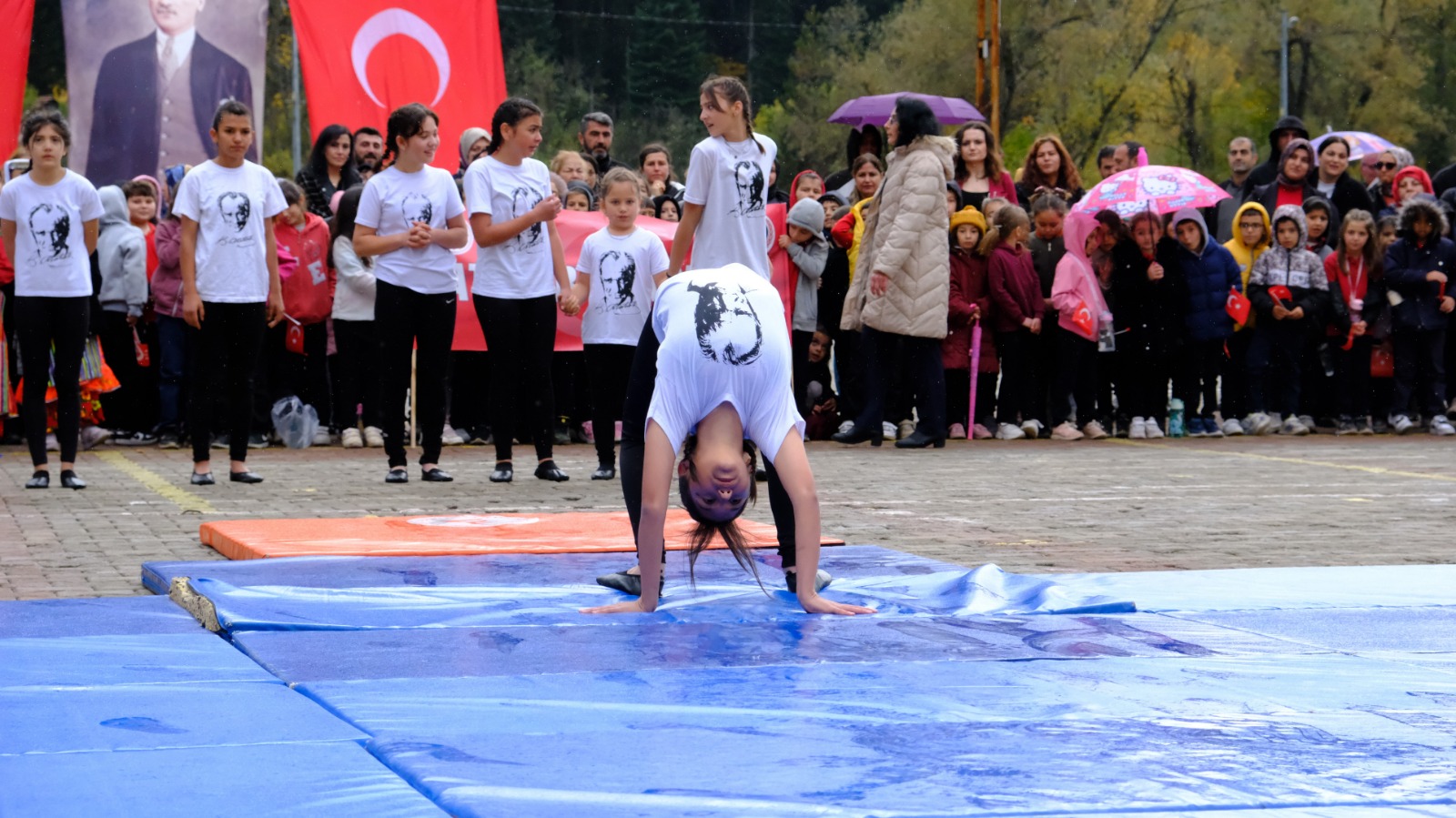 Kastamonu'da Kızı Gösteri Yapabilsin Diye Minderi Atkısıyla Kuruttu! 45