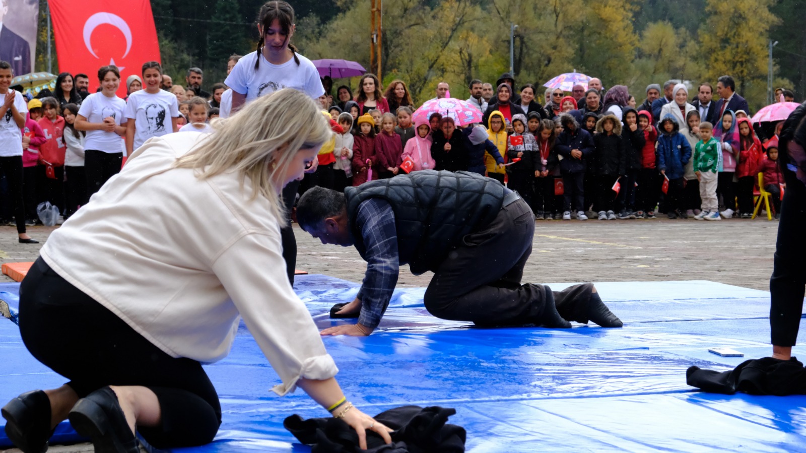 Kastamonu'da Kızı Gösteri Yapabilsin Diye Minderi Atkısıyla Kuruttu! 46
