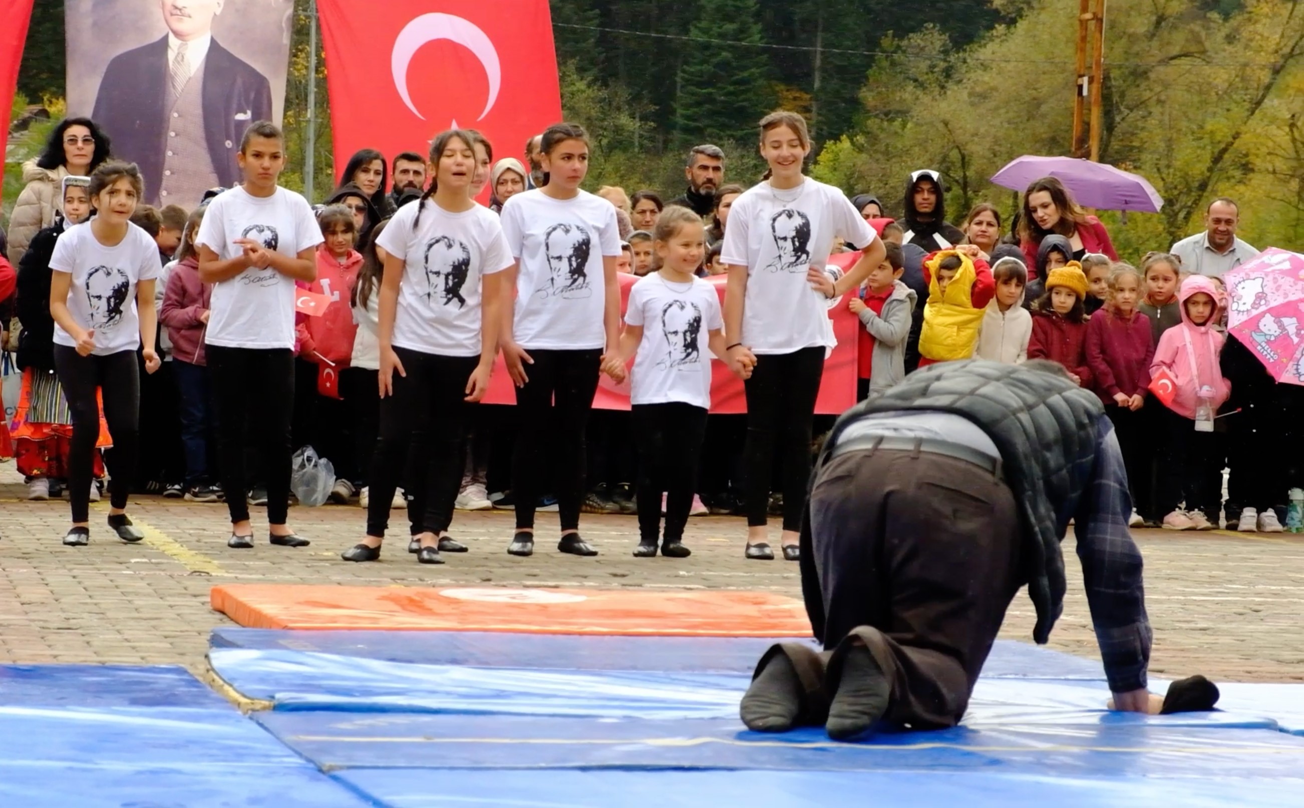 Kastamonu'da Kızı Gösteri Yapabilsin Diye Minderi Atkısıyla Kuruttu! 6