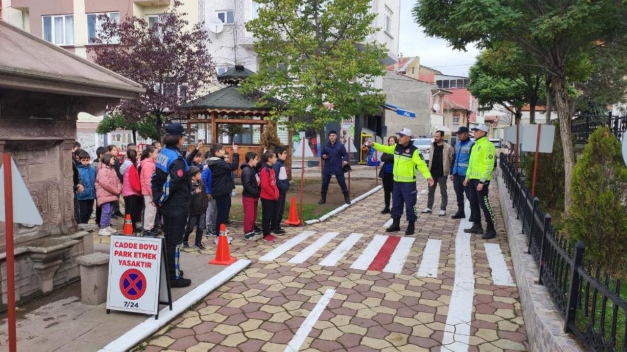 Kastamonu’da Miniklere Uygulamalı Trafik Eğitimi Başladı (2)