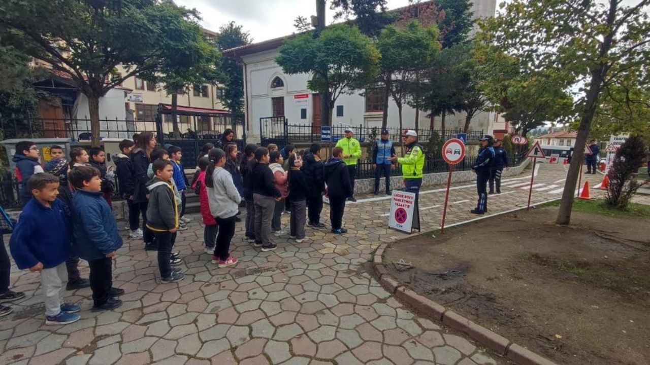 Kastamonu’da Miniklere Uygulamalı Trafik Eğitimi Başladı (5)