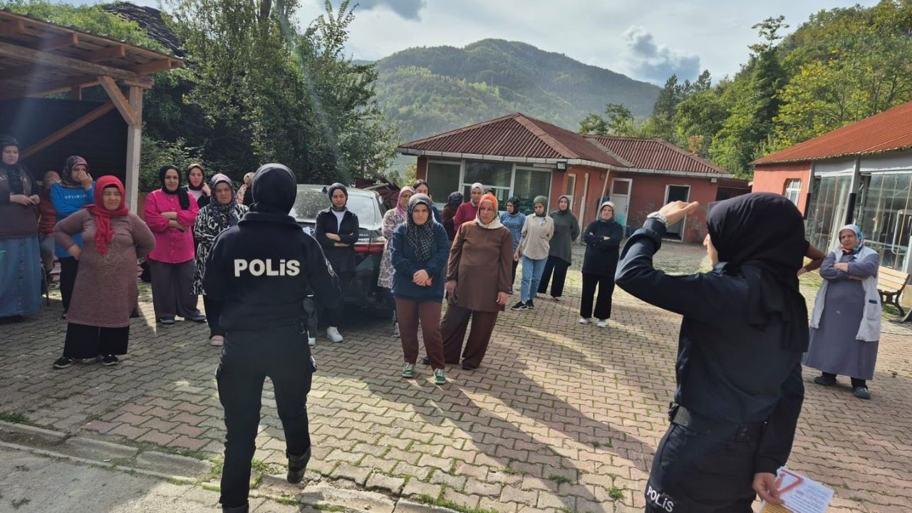 Kastamonu’nun Ilçesinde Dolandırıcılığa Karşı Önleyici Eğitim Verildi (1)