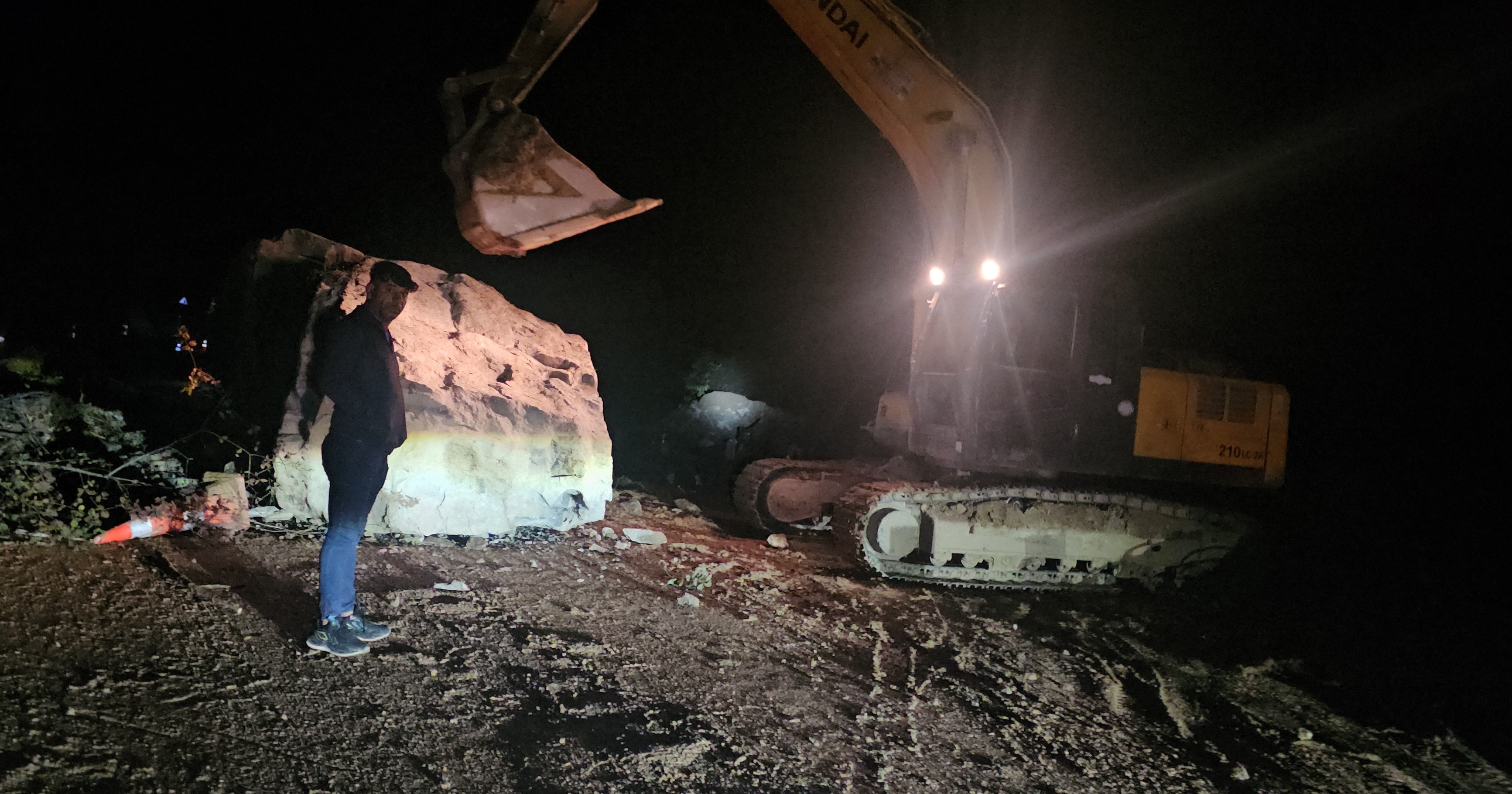 Kastamonu'nun Ilçesinde Düşen Dev Kaya Yolu Kapattı