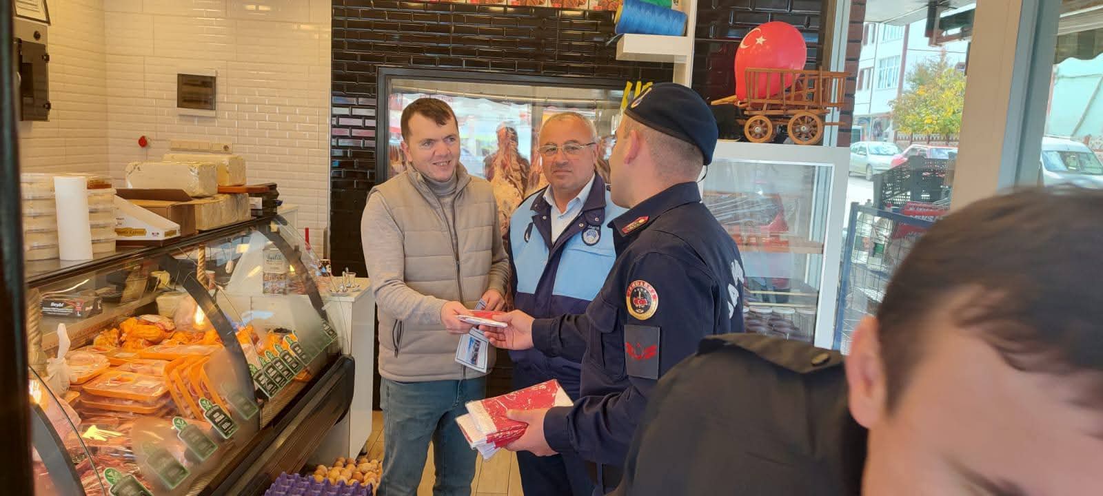 Kastamonu'nun Ilçesinde Esnafa Türk Bayrağı Dağıtıldı 2