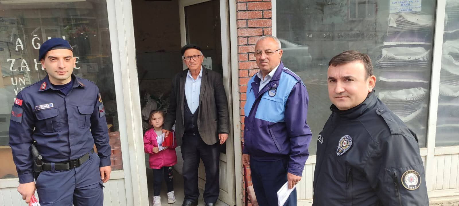 Kastamonu'nun Ilçesinde Esnafa Türk Bayrağı Dağıtıldı