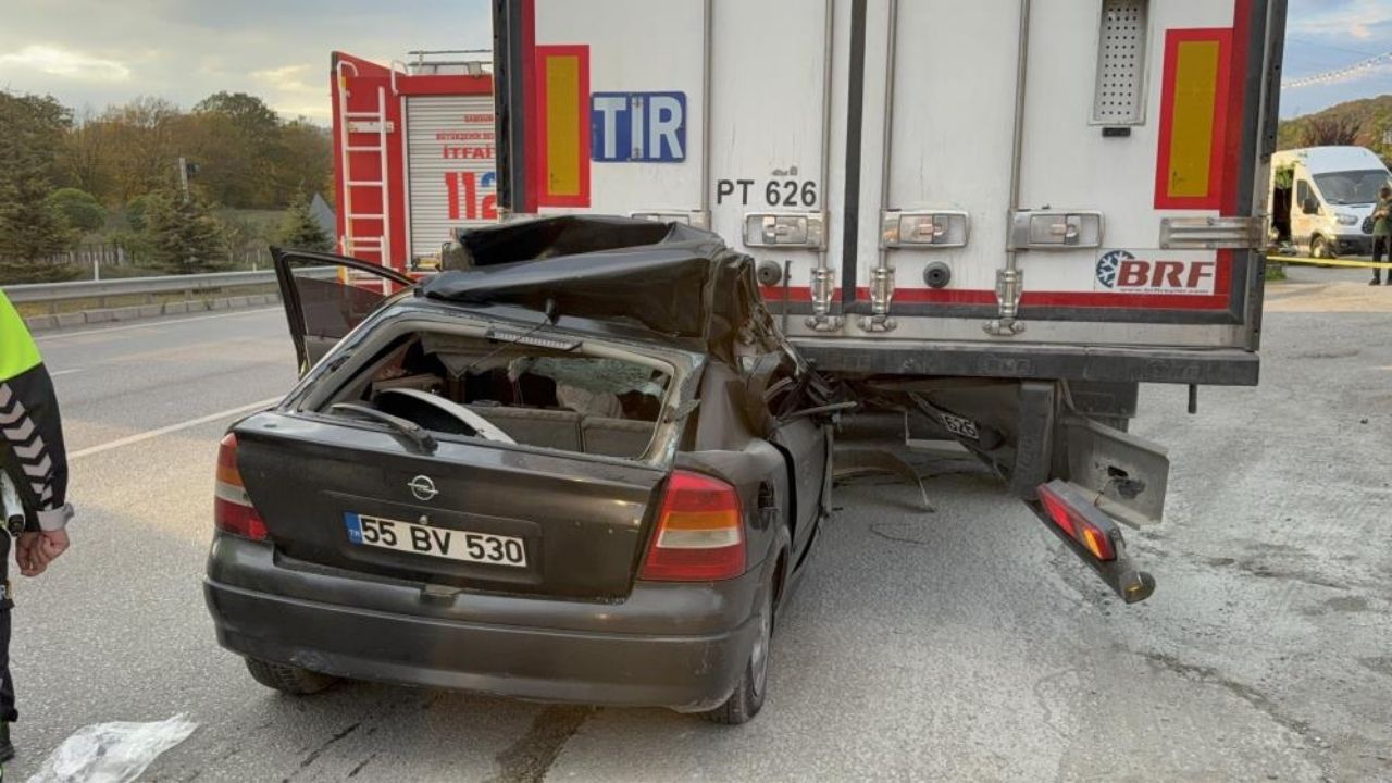 Korkunç Kaza Kamerada! Otomobil Tırın Altına Girdi, 23 Yaşındaki Genç Olay Yerinde Öldü (3)