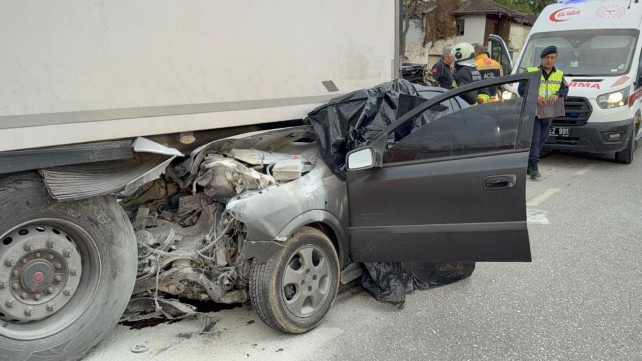 Korkunç Kaza Kamerada! Otomobil Tırın Altına Girdi, 23 Yaşındaki Genç Olay Yerinde Öldü (5)