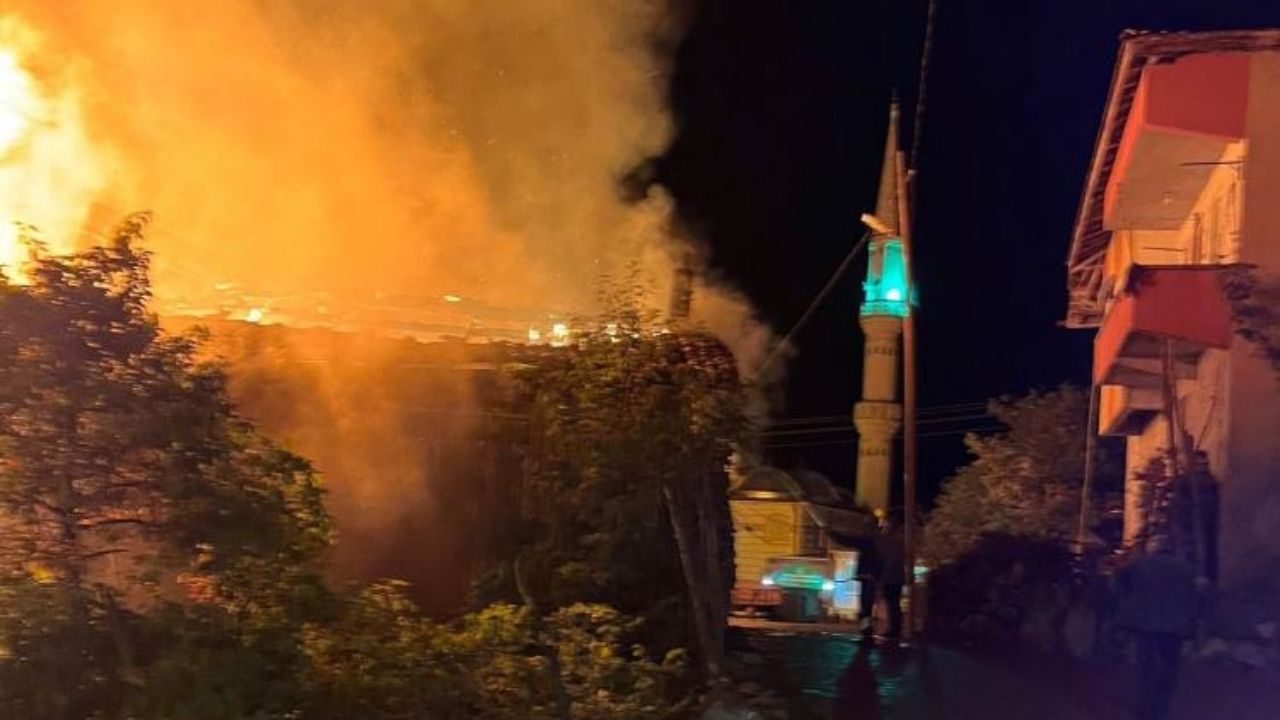 Korkutan Gece Alevler 3 Evi Küle Çevirdi (2)