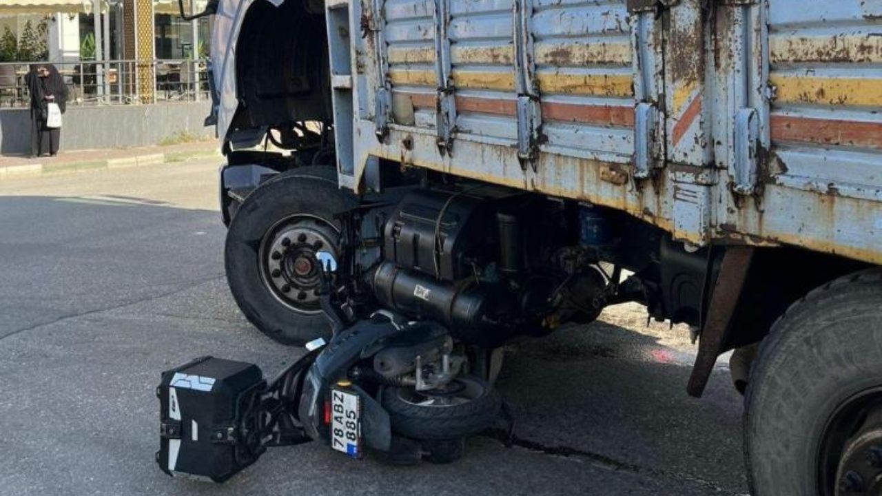 Motosiklet Kamyon Altına Girdi, Sürücü Hafif Yaralı (2)