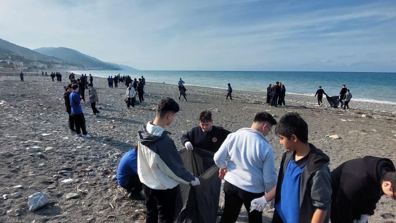 Öğrenciler Kastamonu Sahilini Temizledi (3)