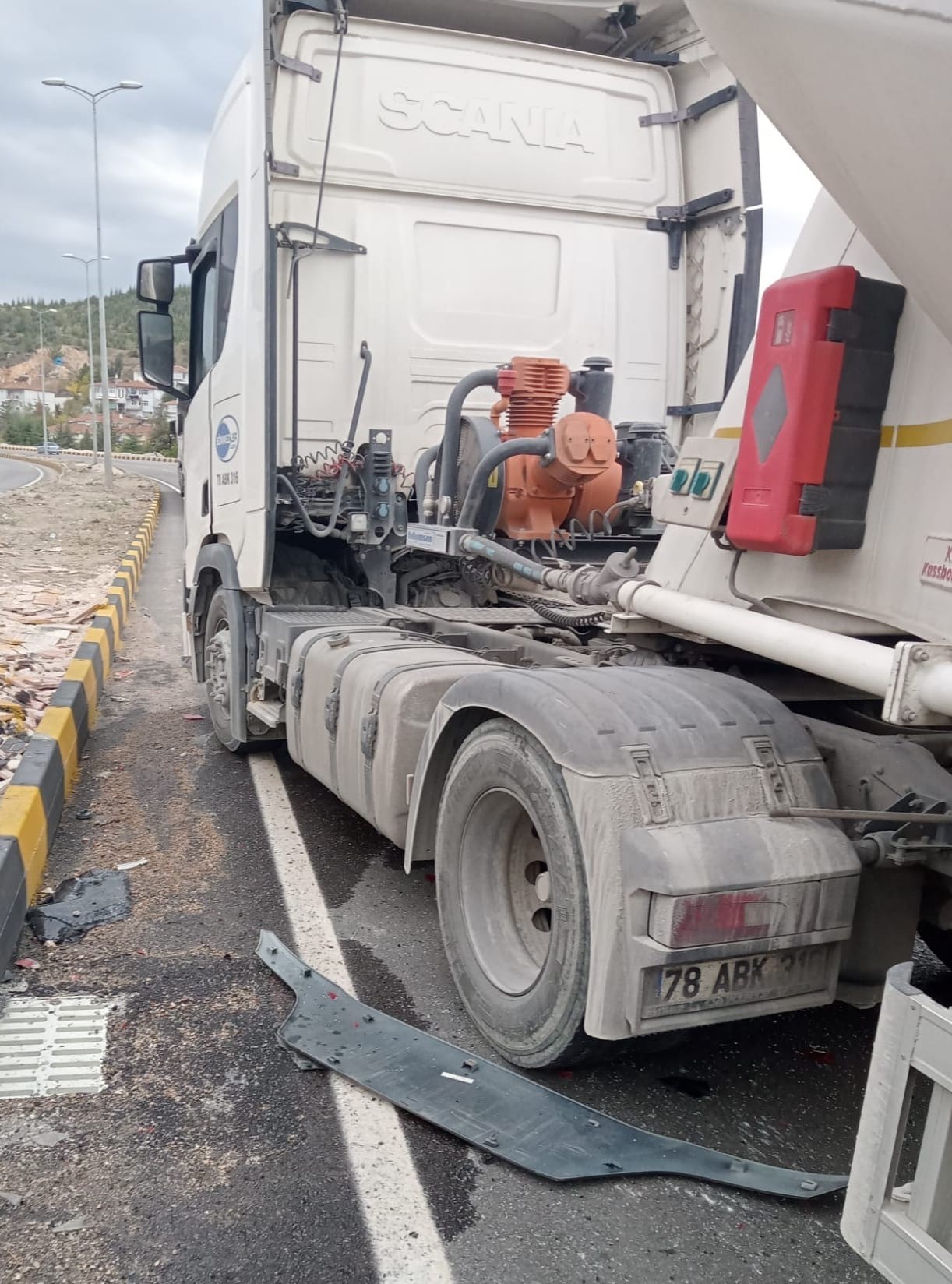 Öğrencileri Taşıyan Minibüs Tırla Çarpıştı Feci Kazada 9 Öğrenci Yaralandı