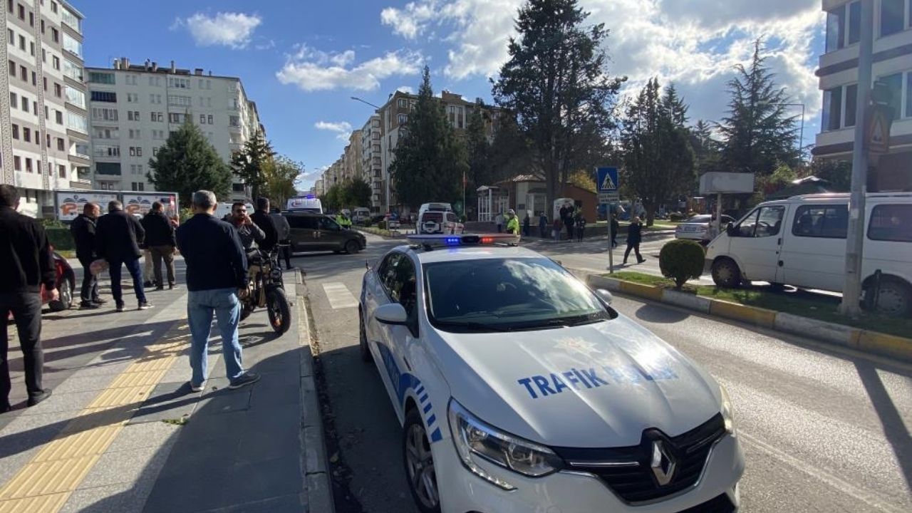 Öğrencileri Taşıyan Otobüs Kamyona Çarptı 22 Öğrenci Hastaneye Kaldırıldı (1)