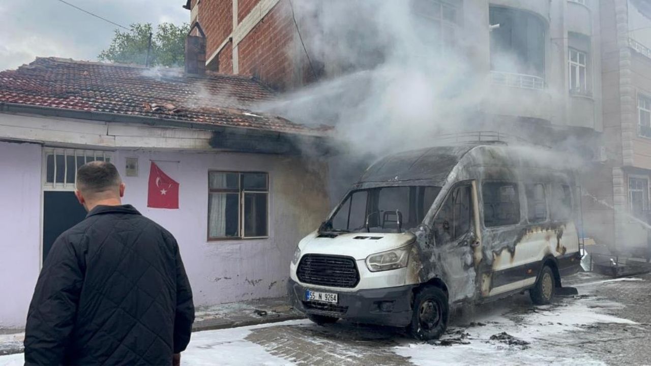 Park Halindeki Minibüs Alev Topuna Döndü (3)