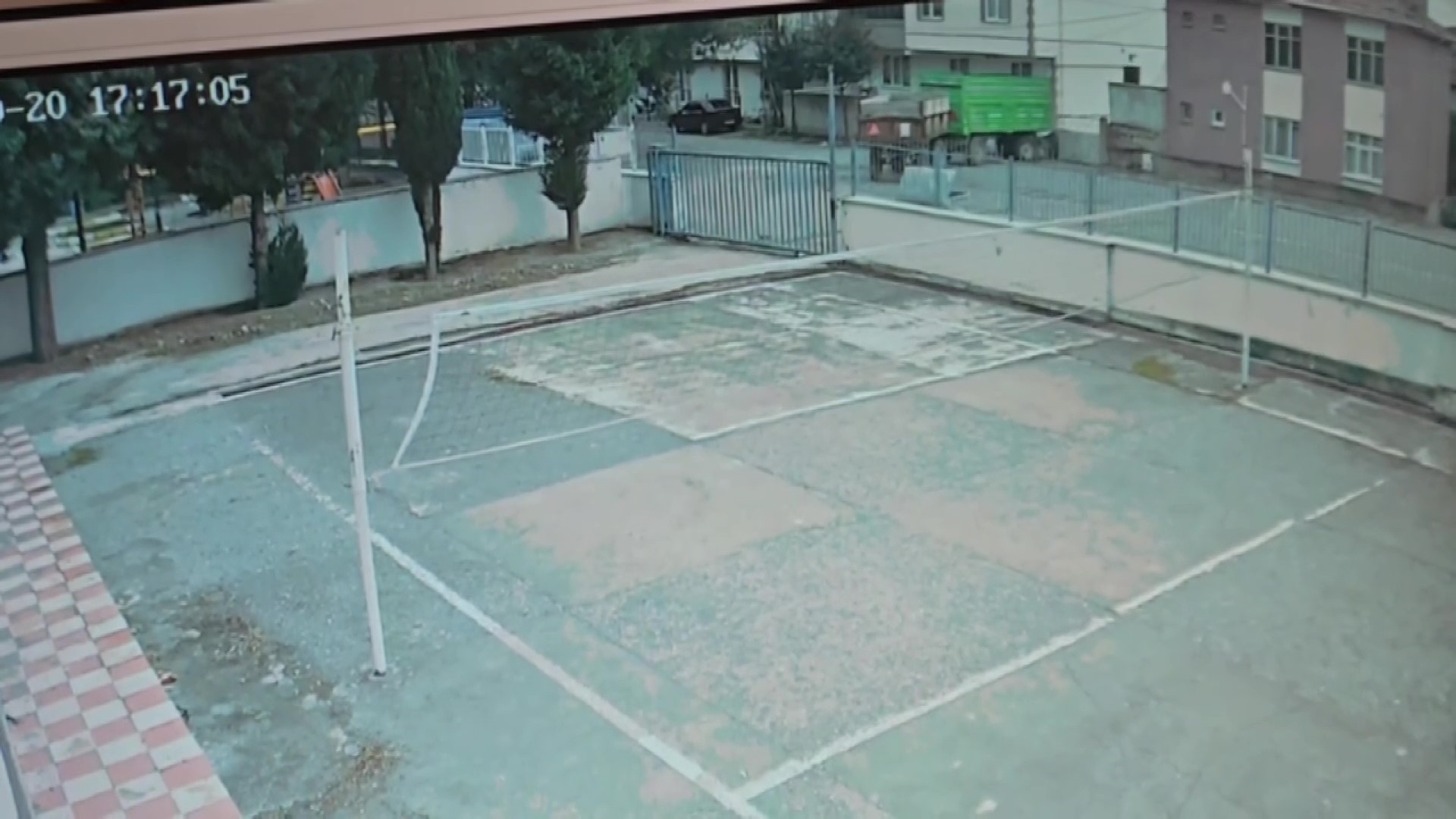 Park Halindeki Römorklar Hareketlenip Bahçe Duvarına Çarptı 2