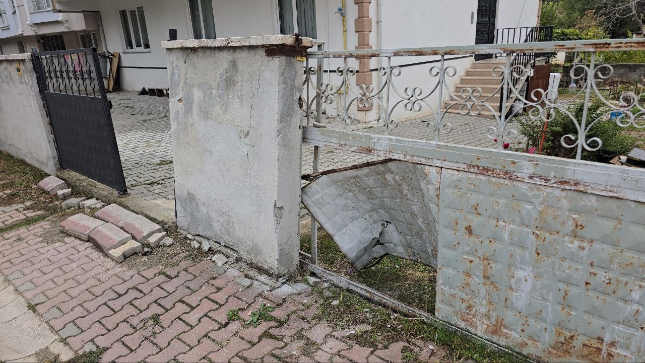 Park Halindeki Römorklar Hareketlenip Bahçe Duvarına Çarptı 3