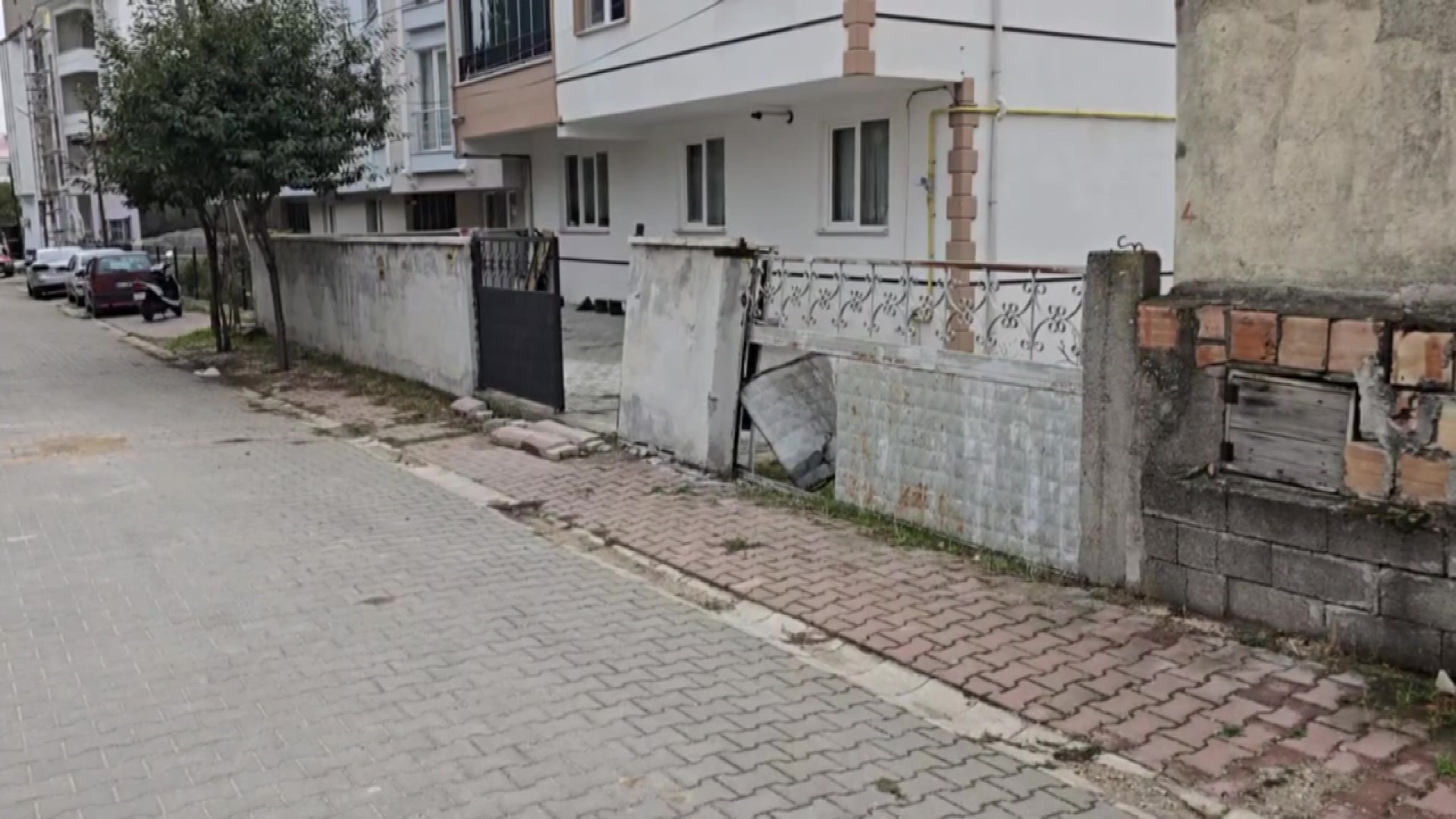 Park Halindeki Römorklar Hareketlenip Bahçe Duvarına Çarptı