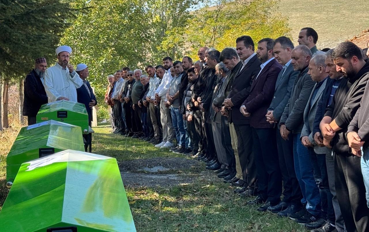 Pazardan Mezara Enişteleri Ve 3 Kardeş Yan Yana Defnedildi 22
