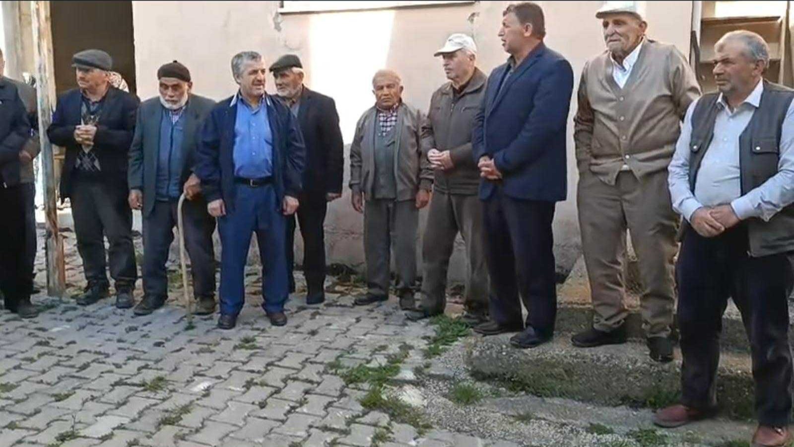 Pazardan Mezara Enişteleri Ve 3 Kardeş Yan Yana Defnedildi 5