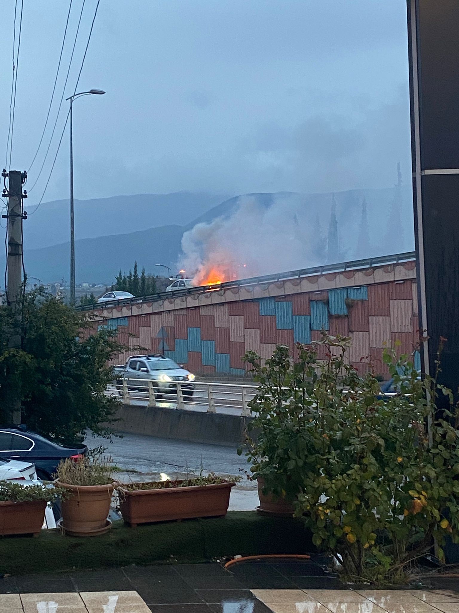 Seyir Halinde Ilerliyordu, Motor Kısmı Alev Aldı!