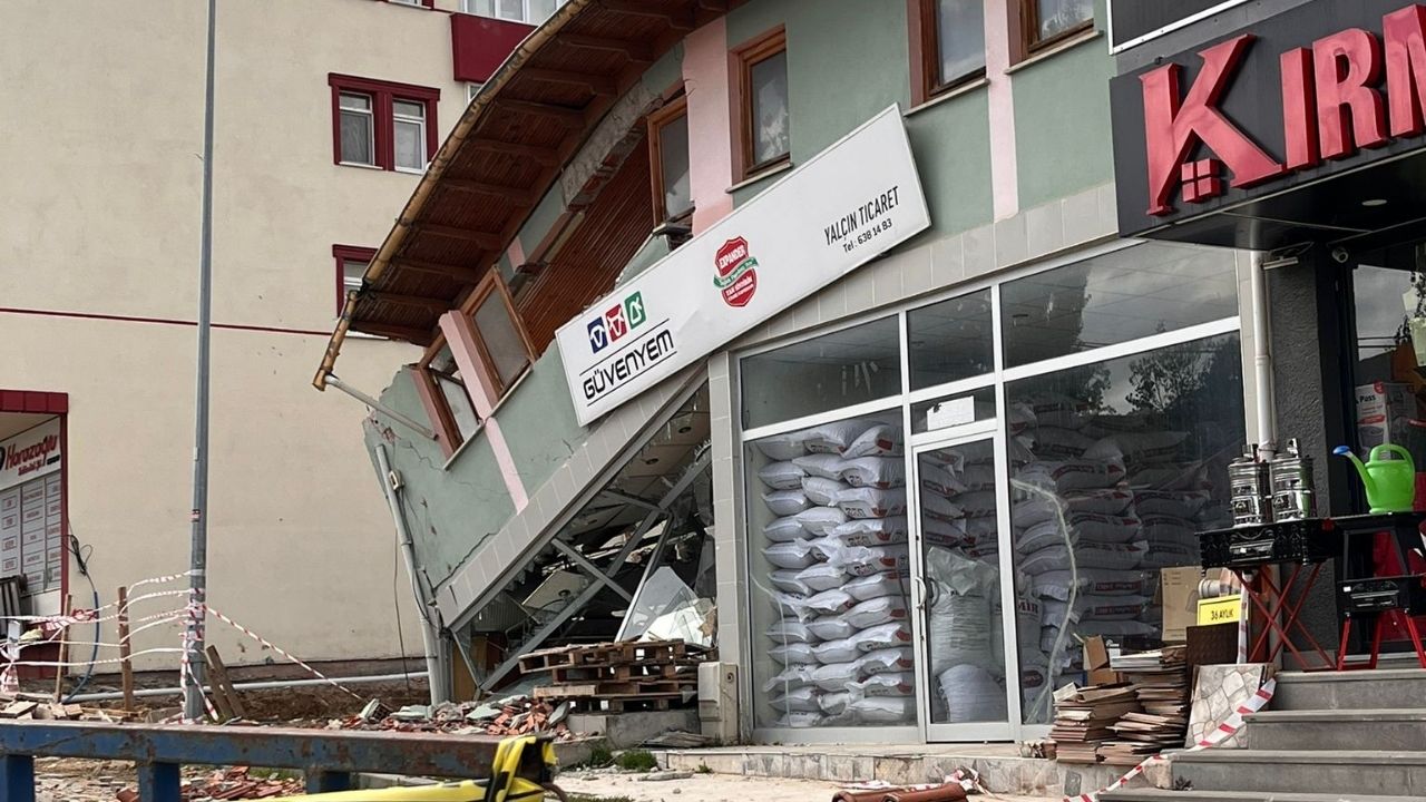 Son Dakika… Kastamonu’da Temel Kazısı Sırasında Bina Çöktü! (2)